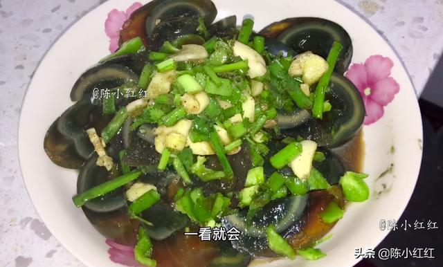 看看松花蛋怎么调，调料汁是关键，简单省事，一道美味下酒菜！