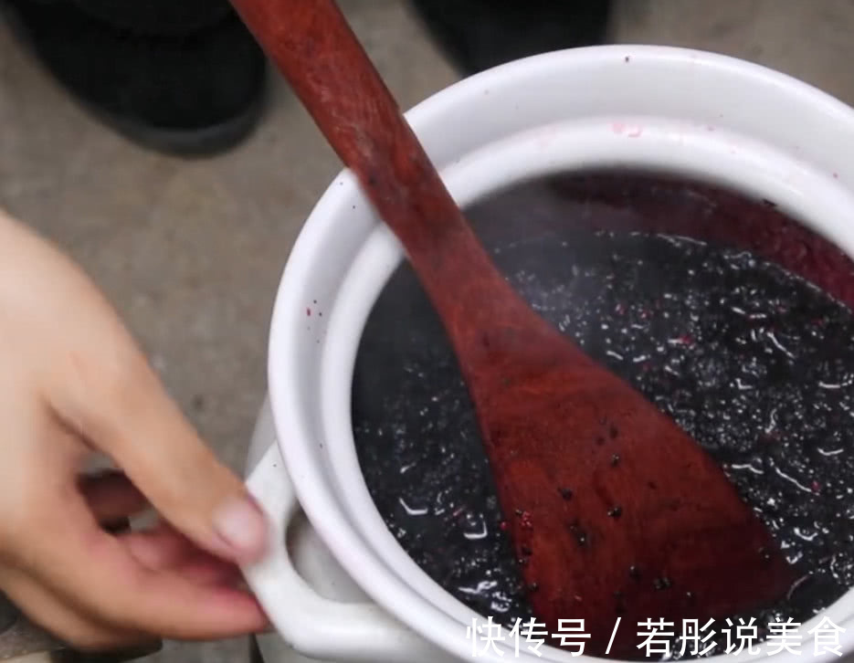 泡酒|深山树上挂满了黑色果实,曾是皇帝御用补品,用来泡酒滋补又美容