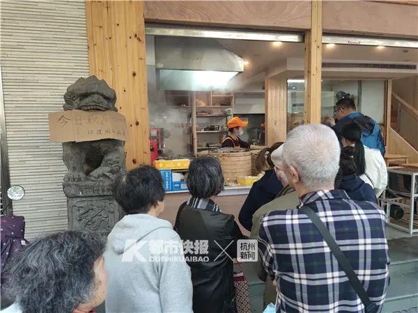 排队|体育场路包子店，排队的为什么大伯大妈最多？双胞胎兄弟急招人，月薪6000包吃住