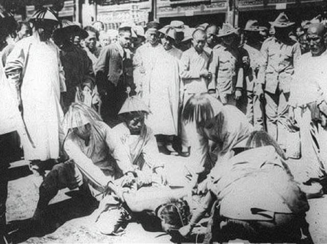 老照片|清末民初老照片真实的“黄飞鸿与十三姨”,出宫溜达的宫女