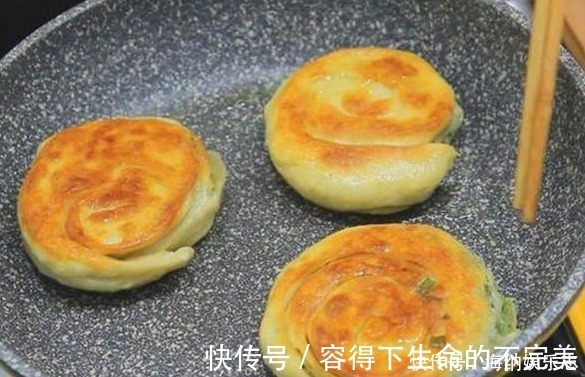 面团|最近这面食火了，家里有面粉就能做，外酥里软，比鸡蛋饼还好吃