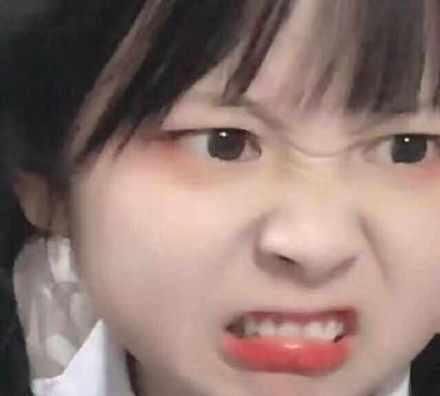 小哔|为了不让妹妹看动漫,暴躁老哥怒砸整部电脑,喜欢二次元太难了!