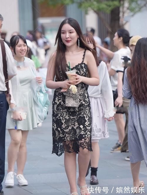 裙子 黑色和白色叠层的连衣裙,有层次感,穿上很高级