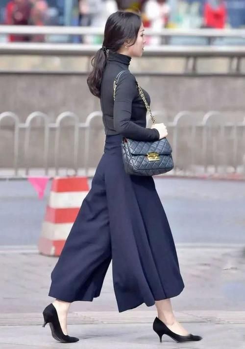 秋季高冷范的搭配,阔腿裤穿出了裙装的美,美的高雅有气势