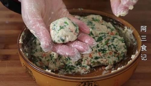 芹菜叶加豆腐一起做，实在太香了，营养又解馋，一次一大盘不够吃