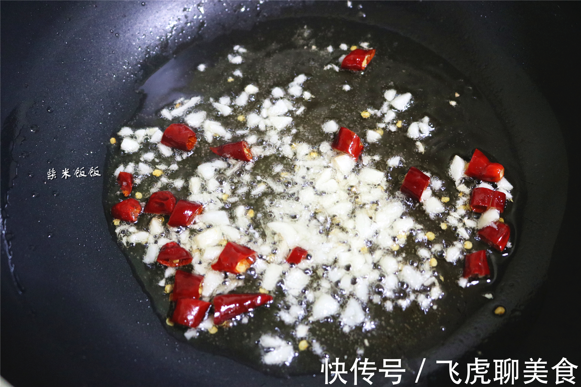 干辣椒|夏天吃芹菜，我从不放肉！加它一起炒，清热消暑，比炒肉强