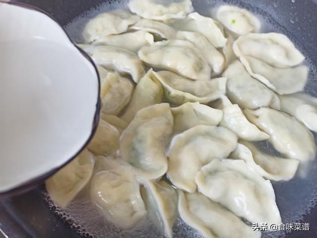 搅拌均匀|韭菜怎么搭配才好吃？分享5种不同的做法，鲜香又美味，老少皆宜