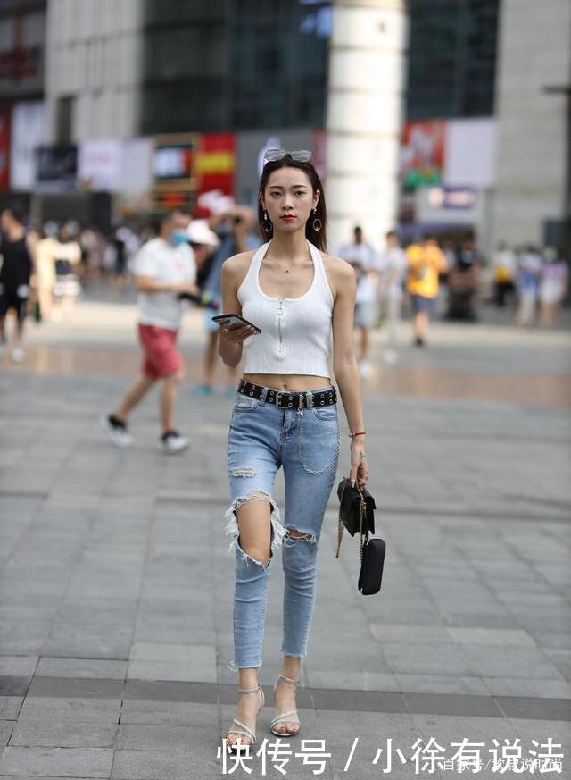 时尚|想让自己的造型充满时尚,一条紧身破洞牛仔裤就可以,大方且耐看