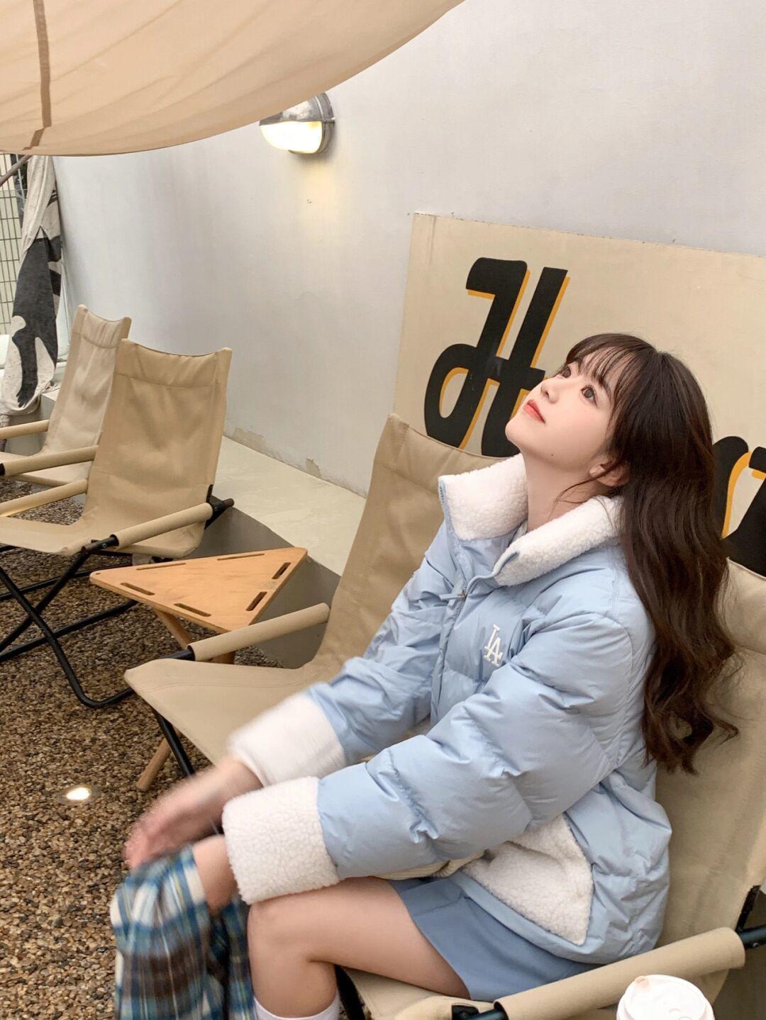 穿搭|降温没“羽绒服”真不行,少女们都爱这4个款,青春洋溢又保暖