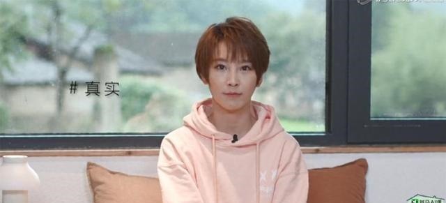 男性|调侃金晨、为金莎尴尬,张绍刚有色镜后,是大多数男性的“偏见”