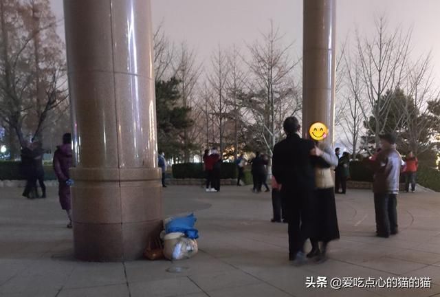  中老年人|中老年人跳慢四步舞，有多少爱可以重来？