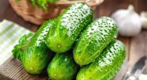 女人经常吃黄瓜，人人夸你“一枝花”，美白祛斑、保湿祛皱防衰老