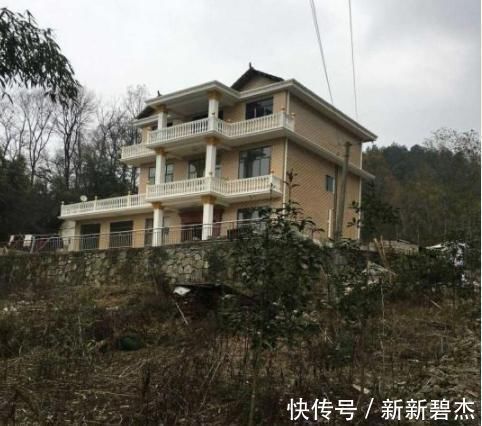 笑疯|农村爷爷独特别墅，真是“表里不一”，外面高大上，里面估计笑疯