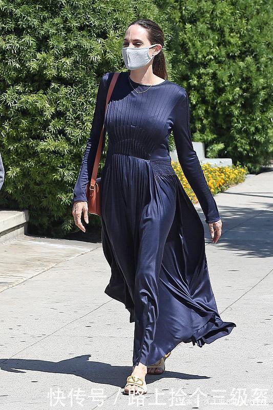 女士|中年女士咋穿美45岁的安吉丽娜朱莉独爱长裙,优雅时尚有气场