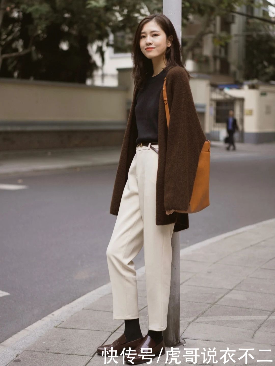 小白裤的N种搭配，每种都简约优雅又时尚，一看就会、一穿就美