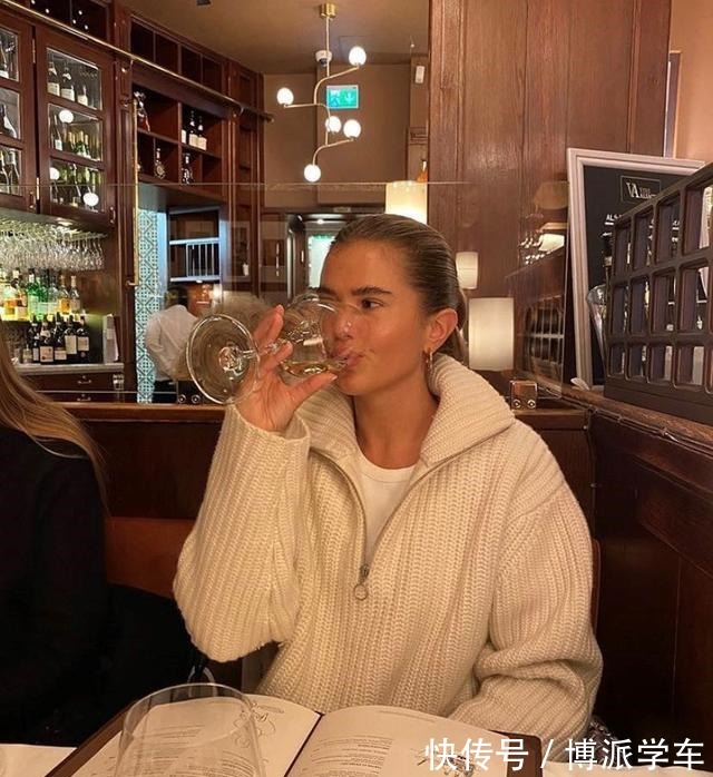 面料 4款今冬流行毛衣款式,让温暖与时髦兼具,穿出职场人的暖系魅力!