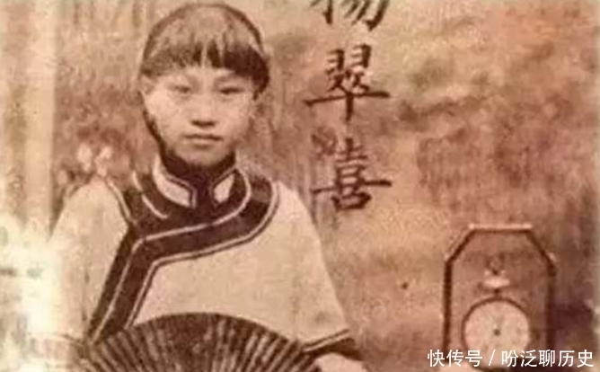 李叔同|弘一法师决定出家,妻子抱着孩子在门外跪了三天三夜,他无动于衷