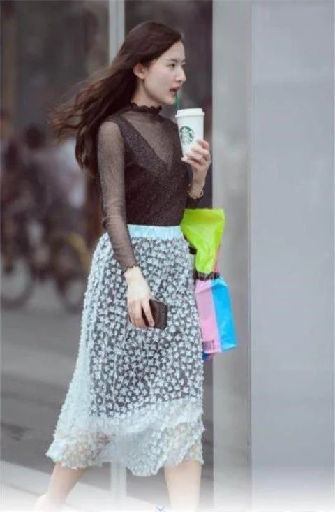 街拍：美女黑色上衣配短裤，双腿纤细修长，娇俏动人