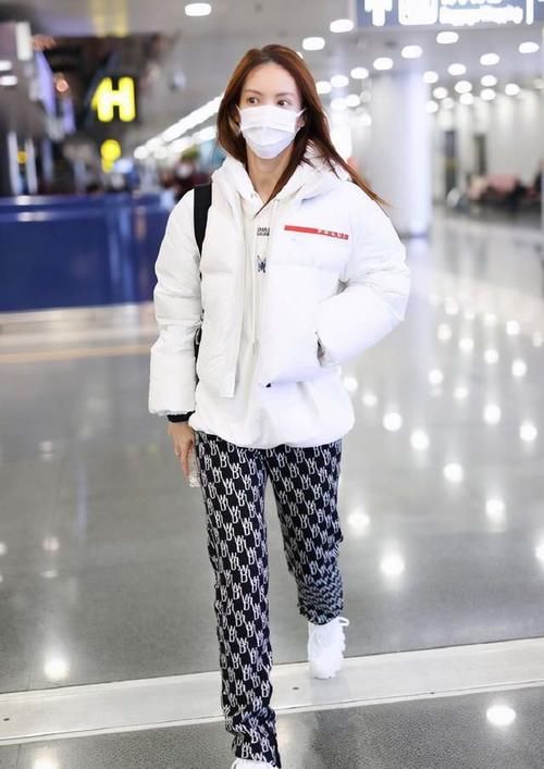 小姐姐|这样巧妙穿卫衣，让你的秋冬搭配，亮眼又有个性