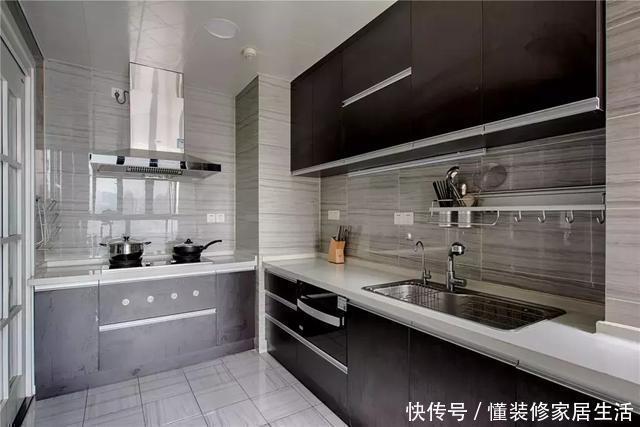 新中式|128㎡新中式装修,客厅搭配黑色皮沙发,既时尚又上档次