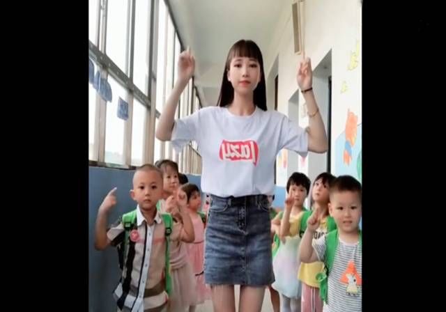 幼儿园|幼儿园老师高颜值家长有啥体验？妈妈：接娃送娃，孩子他爹抢着去