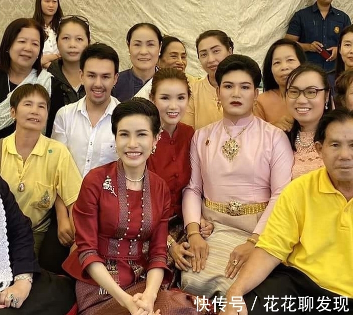 诗丽吉王后&诗尼娜贵妃气场强大,一身红衣,越来越像诗丽吉王后