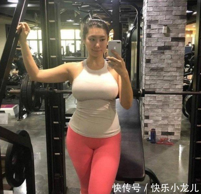 穿搭阳光朝气的打底裤美女,穿出高挑好身姿