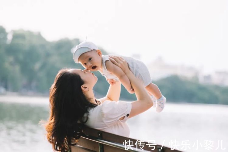 婴儿期|大脑发育好,婴儿期就有迹可循,父母留意宝宝是否有这几个反应