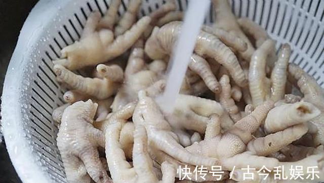 水淀粉|鸡爪这个做法火了，比泡椒、虎皮还好吃，酸甜微辣，吃过就忘不掉