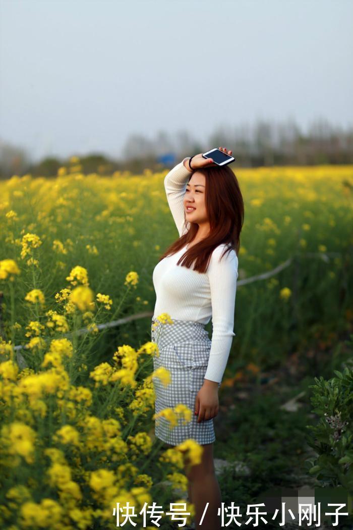 小姐姐这身穿搭,在春天里的花丛也不会缺失独美