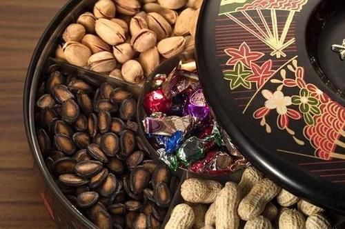 建议中老年人:瓜子、花生要少吃,家里多备这四款零食,营养健康