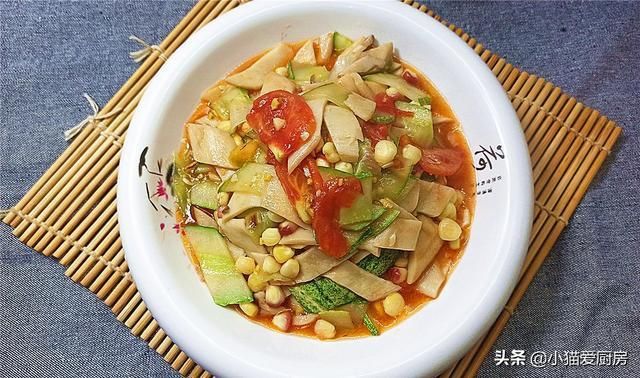 香葱葱白|教你用杏鲍菇和黄瓜还有西红柿一起炒来吃，清香鲜美，营养又好吃
