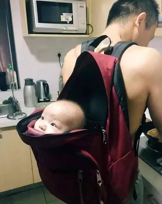 全身|“慌张宝爸”意外火了,抱着孩子全身都在抗拒,转过身来网友乐了