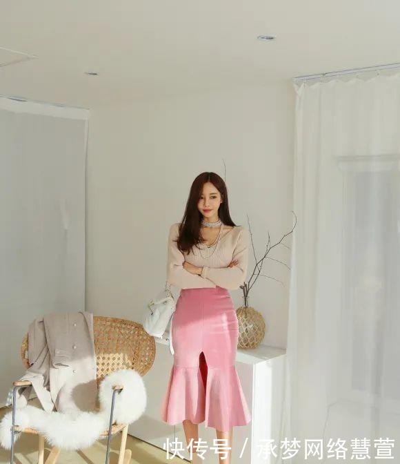  浅晶蓝|美女鉴赏：中灰调和浅晶蓝桃粉鱼尾礼裙