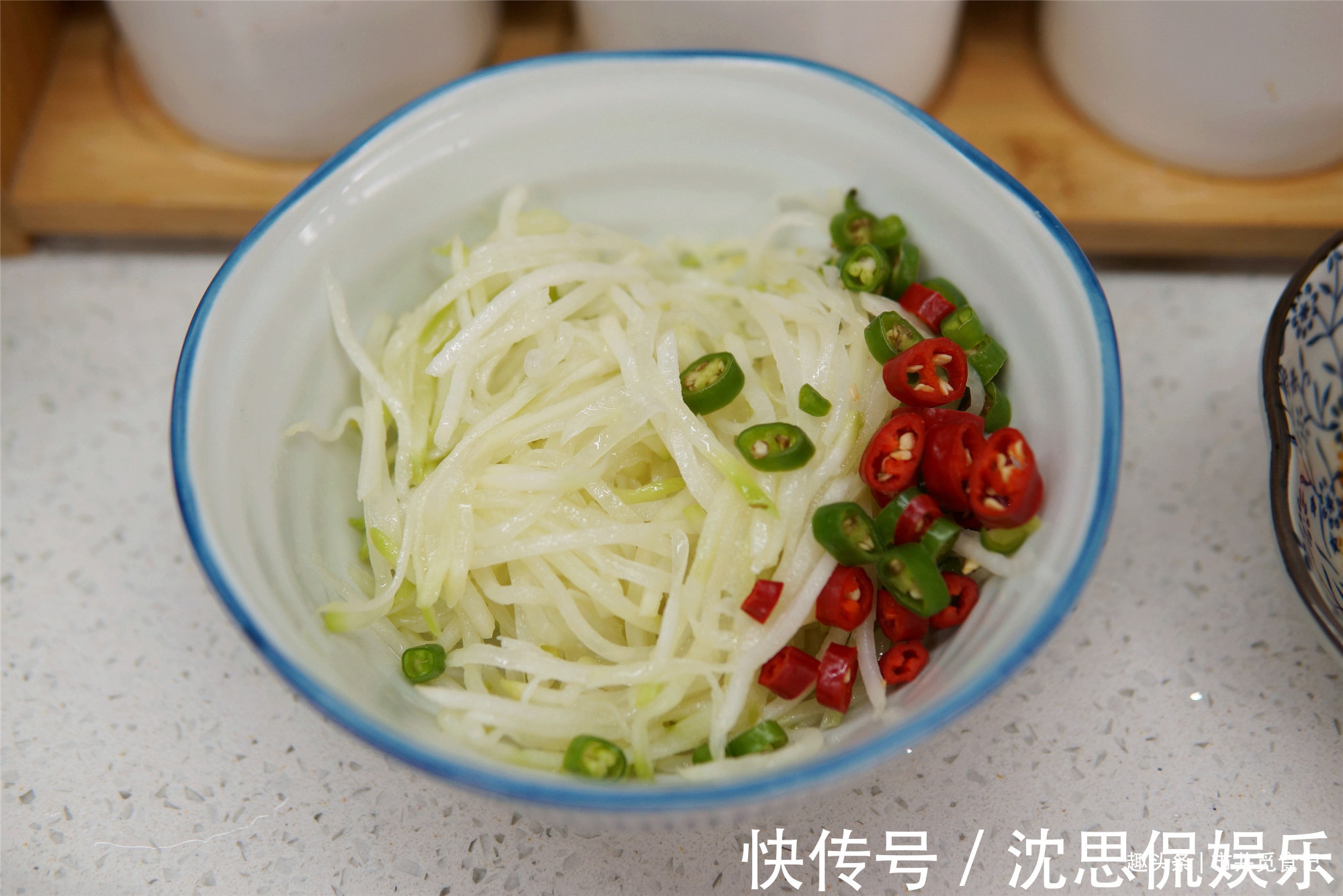 农家奶奶腌萝卜的好方法,12个小时就能吃,香辣可口,嘎嘣脆