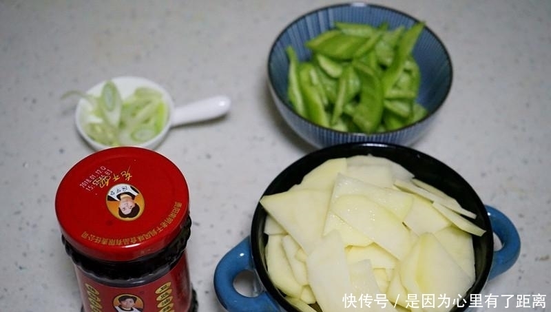 老干妈土豆片,颜色红润十分诱人,一看就有食欲,吃了就停不下