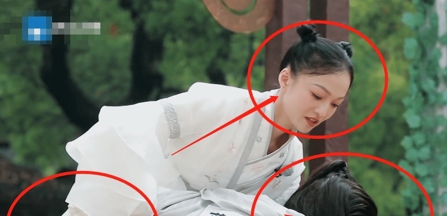 绅士 蔡徐坤起跳被调侃社会摇,一把接过张韶涵,他的绅士手却太圈粉了