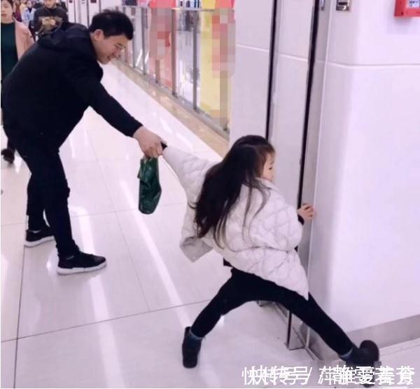 女儿奴|“女儿奴奶爸”带小情人逛街走红,两人商场里上演了拉锯战