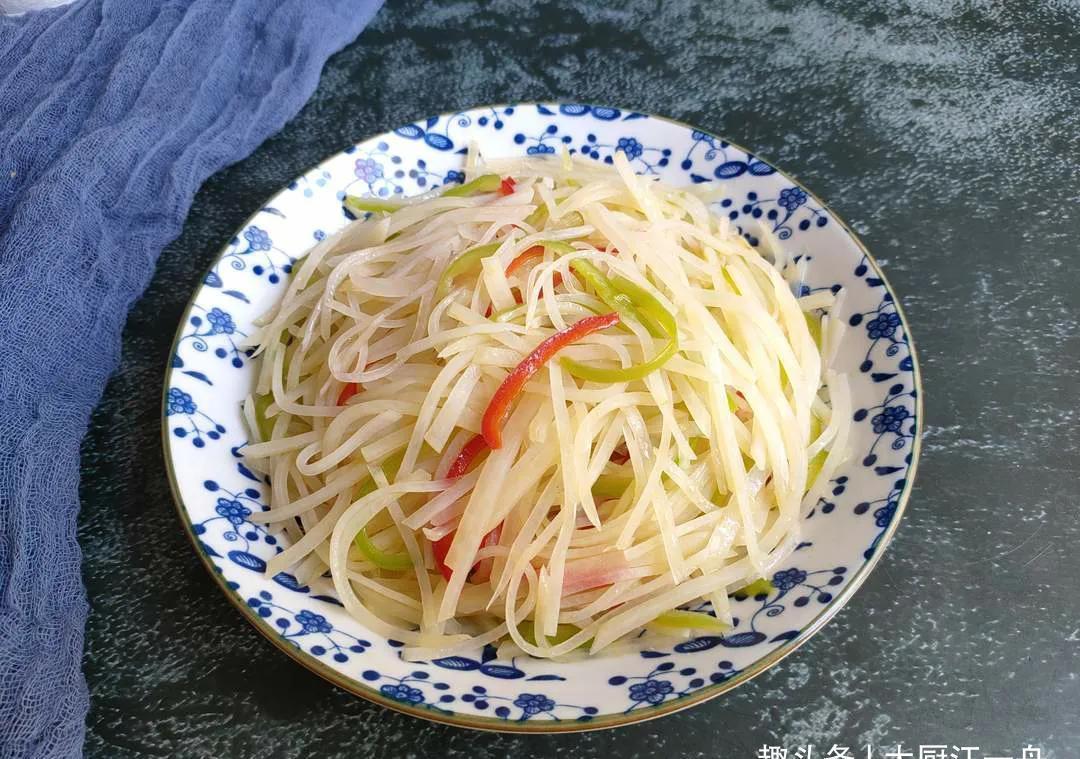 酸辣土豆丝|家里老保姆教我,炒土豆丝的3个诀窍,土豆不坨不粘锅,你不学吗