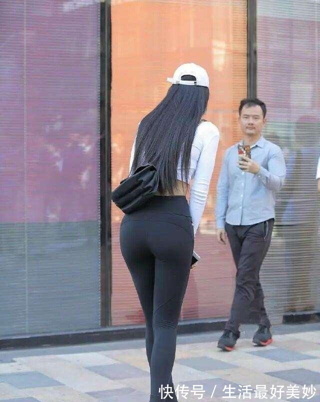 装扮 活力满满的打底裤装扮显得独特别致,美出了优雅感,经典时髦!