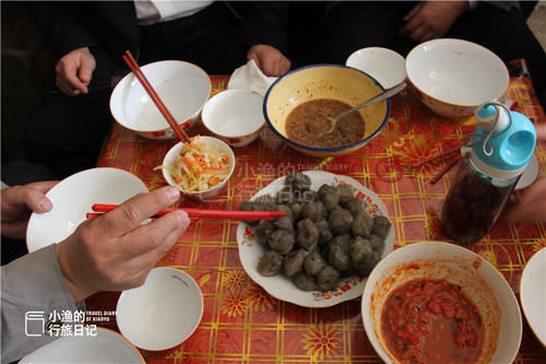 西安游客去榆林旅游，发现大街小巷都卖这道美食，听了名字被逗笑