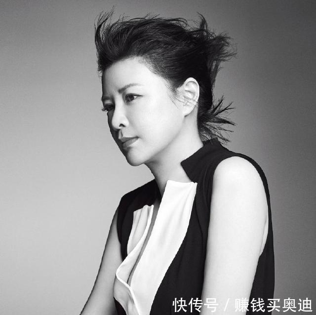 穿搭|杜华也拍时尚画报了!短发+红裙高级又干练,皮肤保养得相当不错!