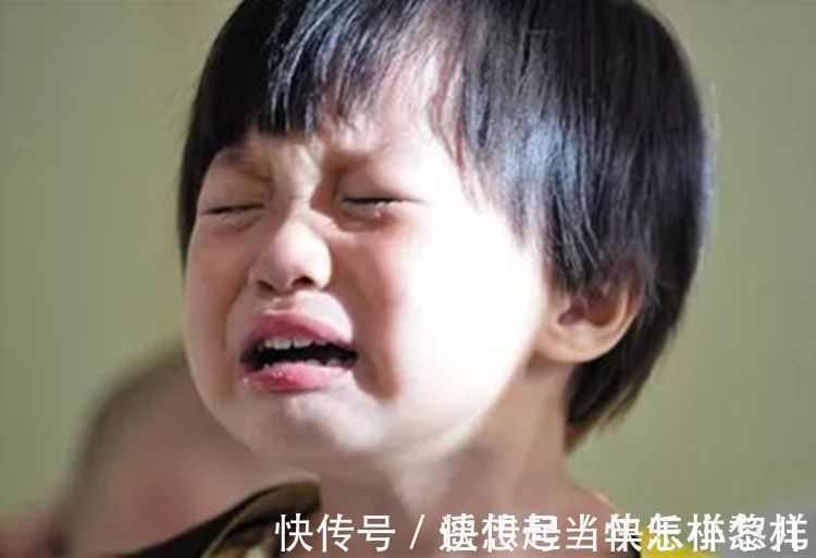 奶奶|4岁孙子睡觉总捂着头,奶奶半夜扒开头发,忍不住掉下眼泪