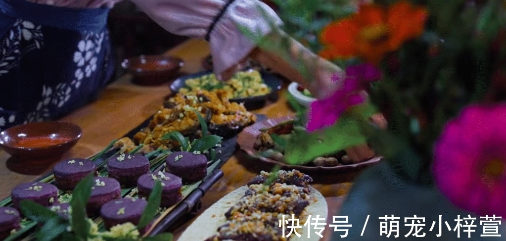 毛豆|李子柒晒秋收家宴，吸引三千万人观看，满满一桌子的美味，太馋人