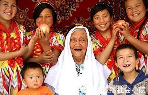 老人|132岁老人一年四季都喝凉水,她说长寿靠3点,但1事从来不碰