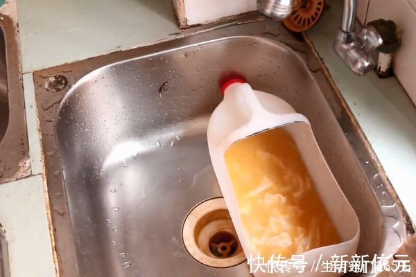 厨房|厨房洗碗池经常堵塞怎么办？一个塑料瓶轻松搞定，学会受用一生！