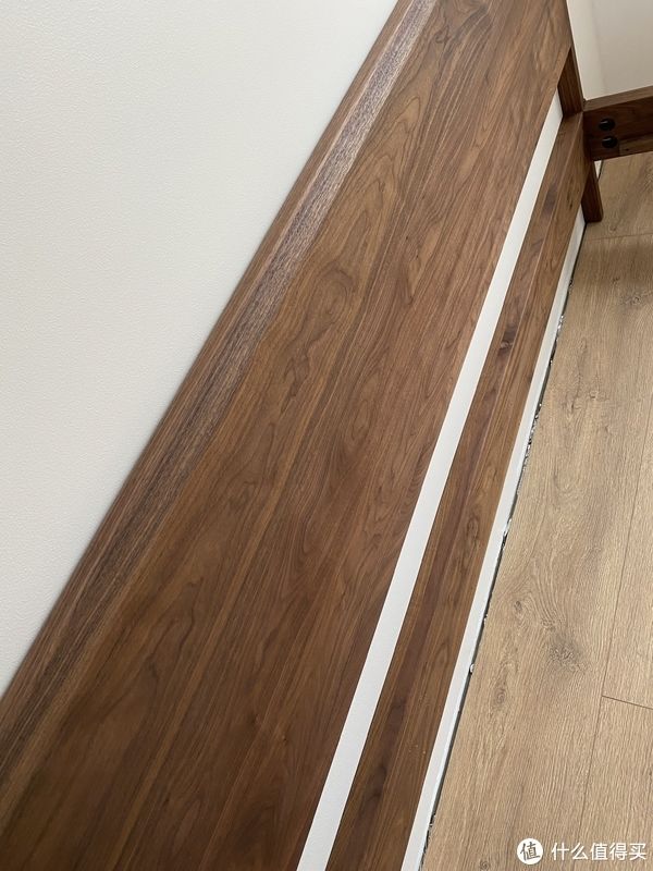 装修|实木盲盒:黑胡桃床和床头柜