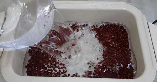 保鲜膜|面包很好吃,有4个鸡蛋,又软又甜,不用烤箱你就能成功