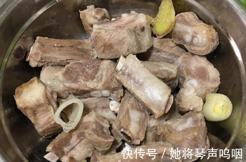 白醋|炖排骨一煮就老?多数人此步易做错,难怪排骨不入味儿也不鲜!