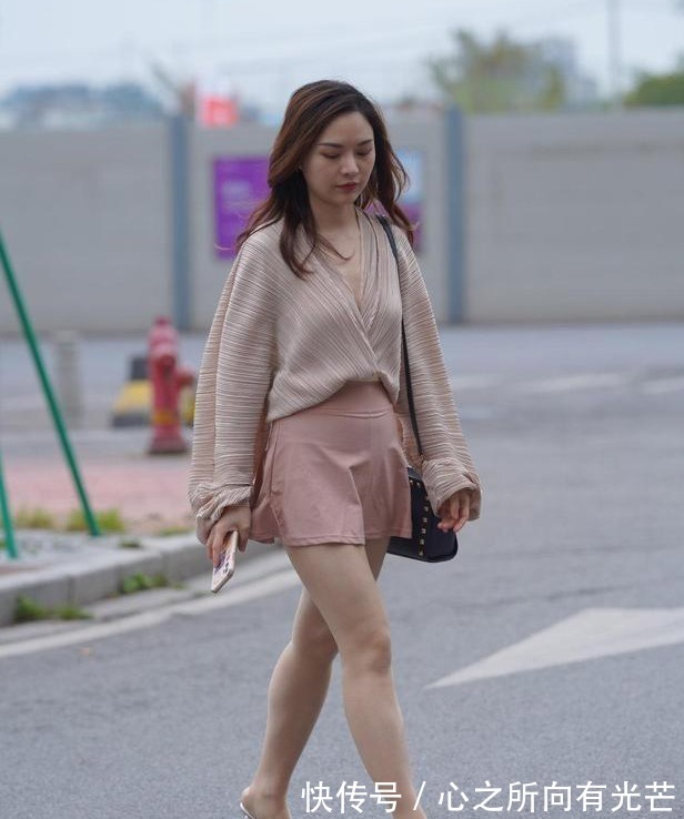 时尚 简单时尚的夏日穿搭,交叉V领短衫搭配半身裙,优雅自然显气质!